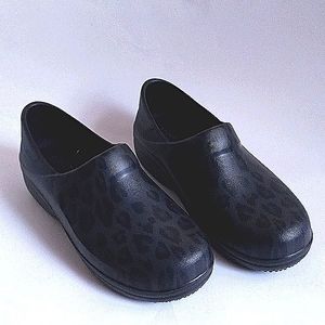 DARK GRAY LEPARD PRINT CLOGS